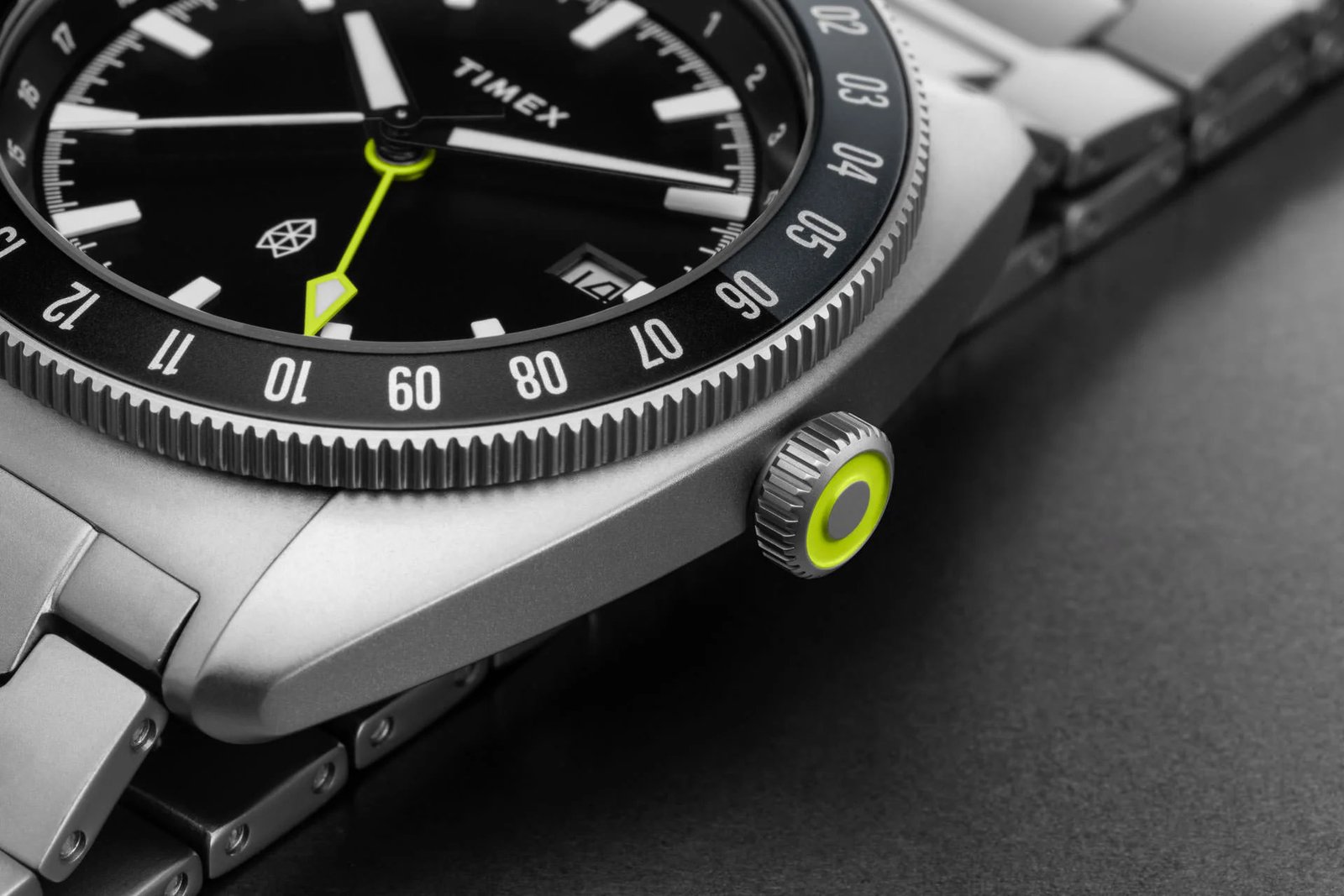 Timex x The James Brand: un orologio automatico in titanio